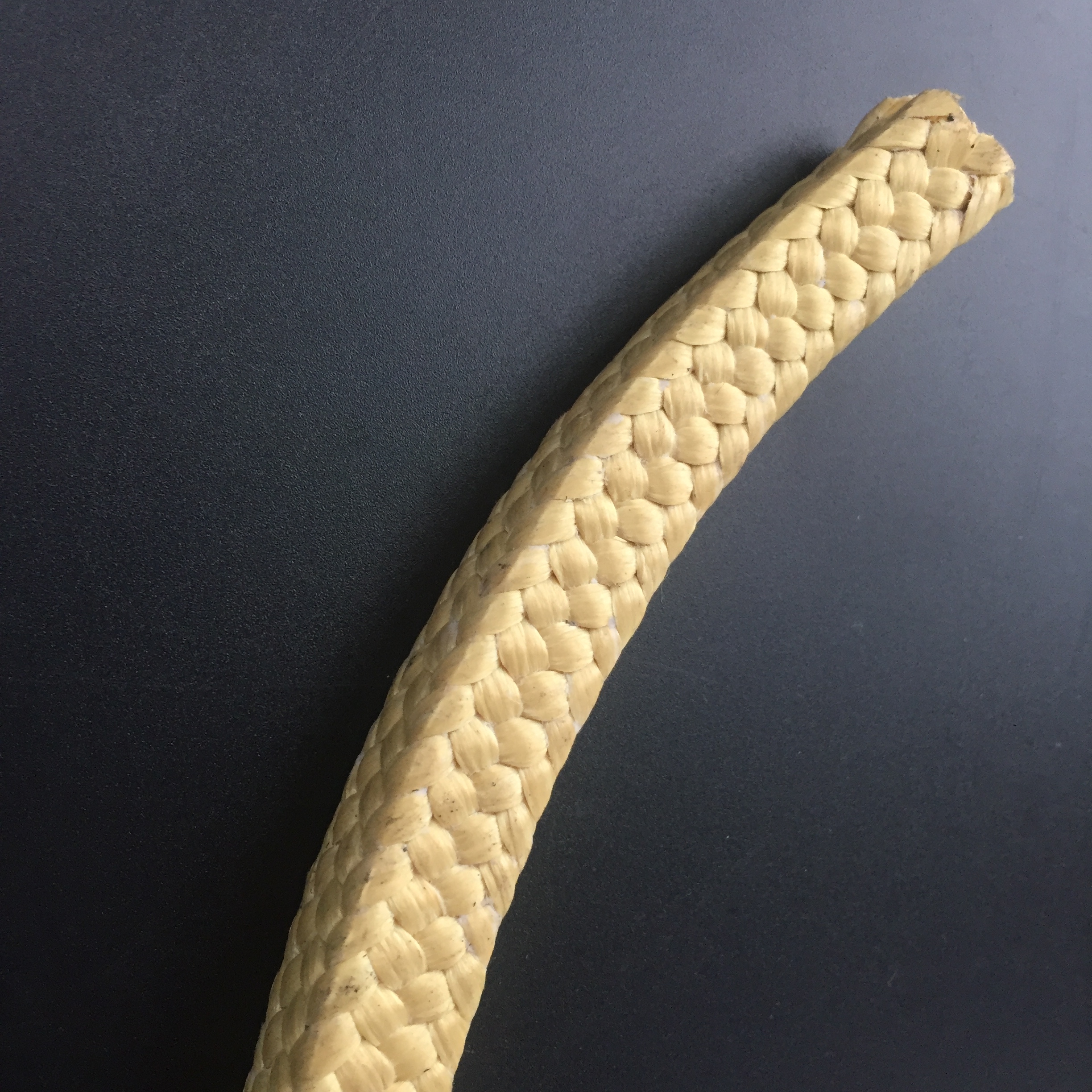 Quelles sont les caractéristiques de l'emballage des fibres d'aramide?
